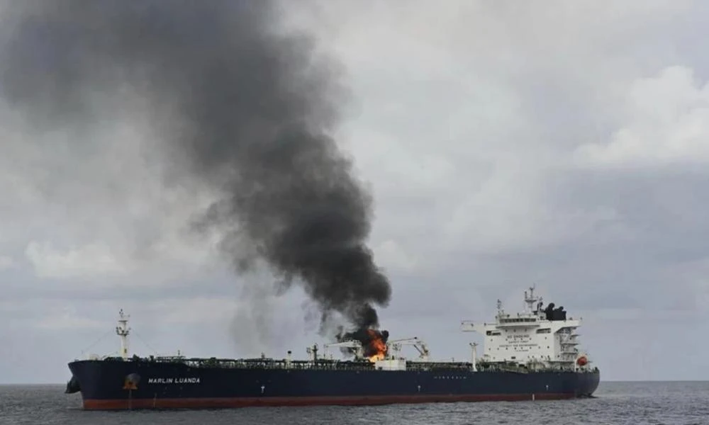 Υεμένη: Στις φλόγες 2 πλοία στα ανοικτά του Άντεν μετά από πυραυλικά πλήγματα